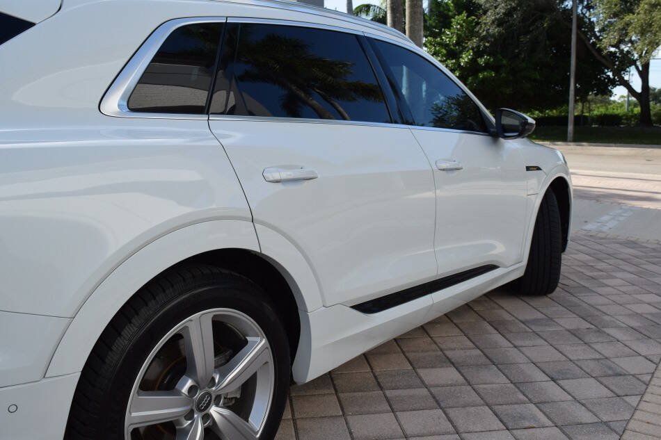 Used 2019 Audi e-tron Prestige w/ Prestige Package AWD/4WD image 22