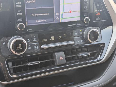 Used 2022 Toyota Highlander XLE AWD/4WD image 24