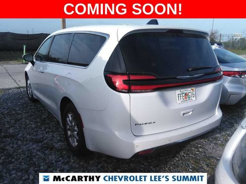 Used 2023 Chrysler Pacifica Touring-L FWD image 3