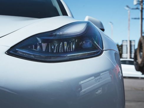 Used 2021 Tesla Model 3 Standard Range Plus image 9