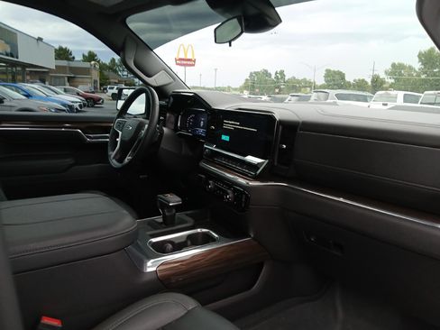 Used 2024 Chevrolet Silverado 1500 LT Trail Boss w/ Convenience Package II AWD/4WD image 25