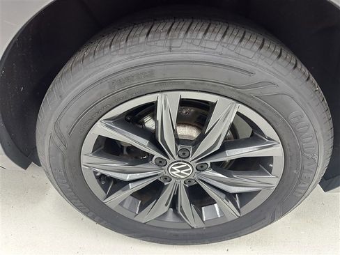 Used 2024 Volkswagen Tiguan SE AWD/4WD image 16