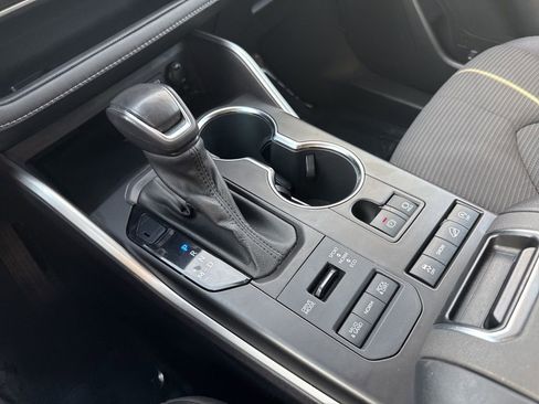 Used 2022 Toyota Highlander LE image 30