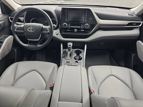 Used 2022 Toyota Highlander XLE AWD/4WD image 17