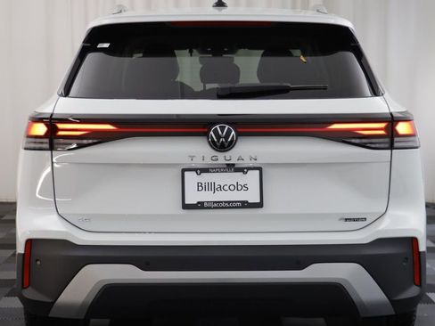 New 2026 Volkswagen Tiguan SE image 16