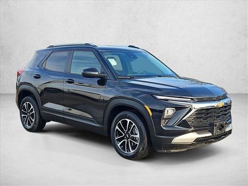 Used 2025 Chevrolet TrailBlazer LT image 3