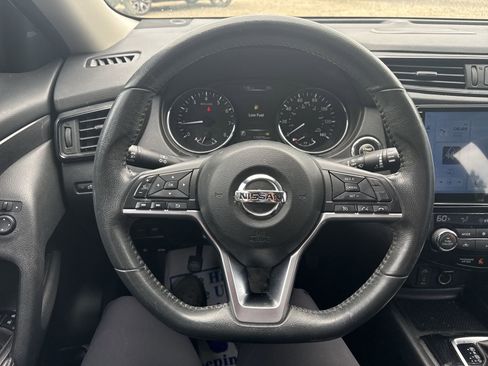 Used 2017 Nissan Rogue SV FWD image 17