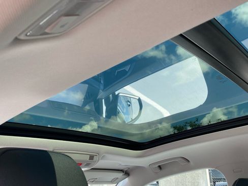 Certified 2023 Volkswagen Taos SE w/ Panoramic Sunroof Package AWD/4WD image 19