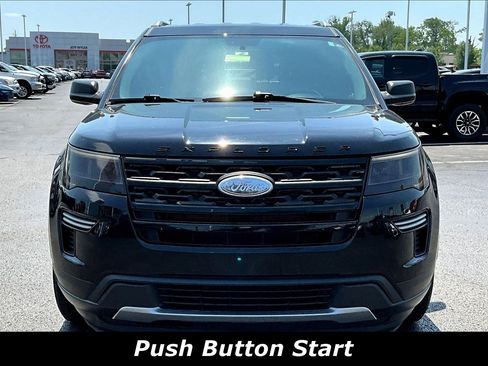 Used 2018 Ford Explorer XLT FWD image 2