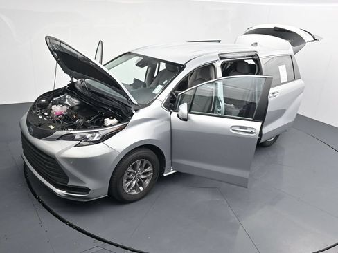 Used 2024 Toyota Sienna LE FWD image 26