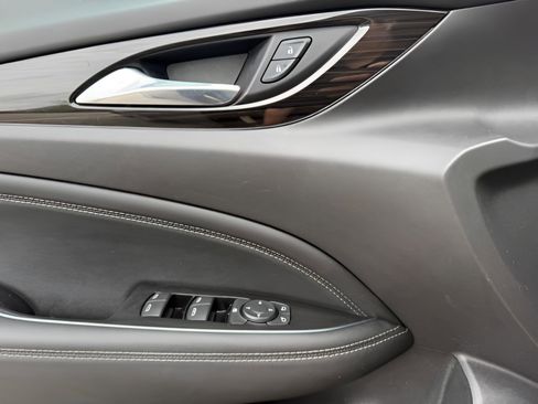 Used 2018 Buick Regal Essence FWD image 19