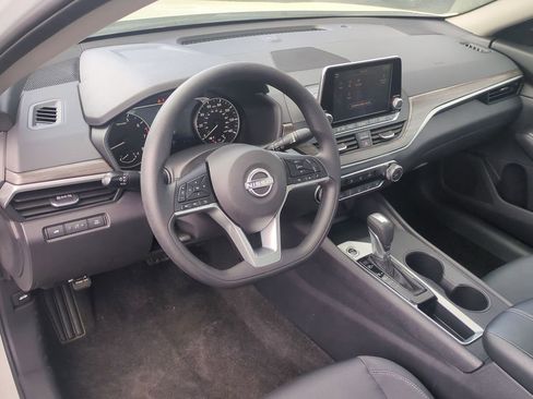 Used 2025 Nissan Altima 2.5 SV FWD image 13