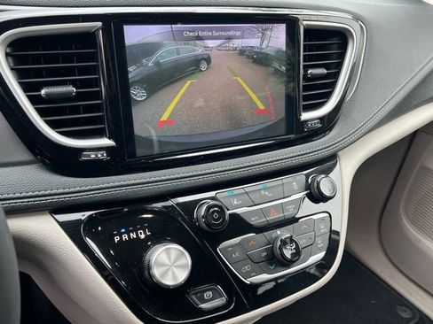 Used 2023 Chrysler Pacifica Touring-L image 24