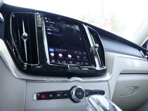 Used 2022 Volvo XC60 B5 Inscription w/ Advanced Package FWD image 17