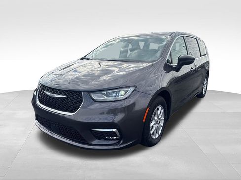 Used 2023 Chrysler Pacifica Touring-L FWD image 7