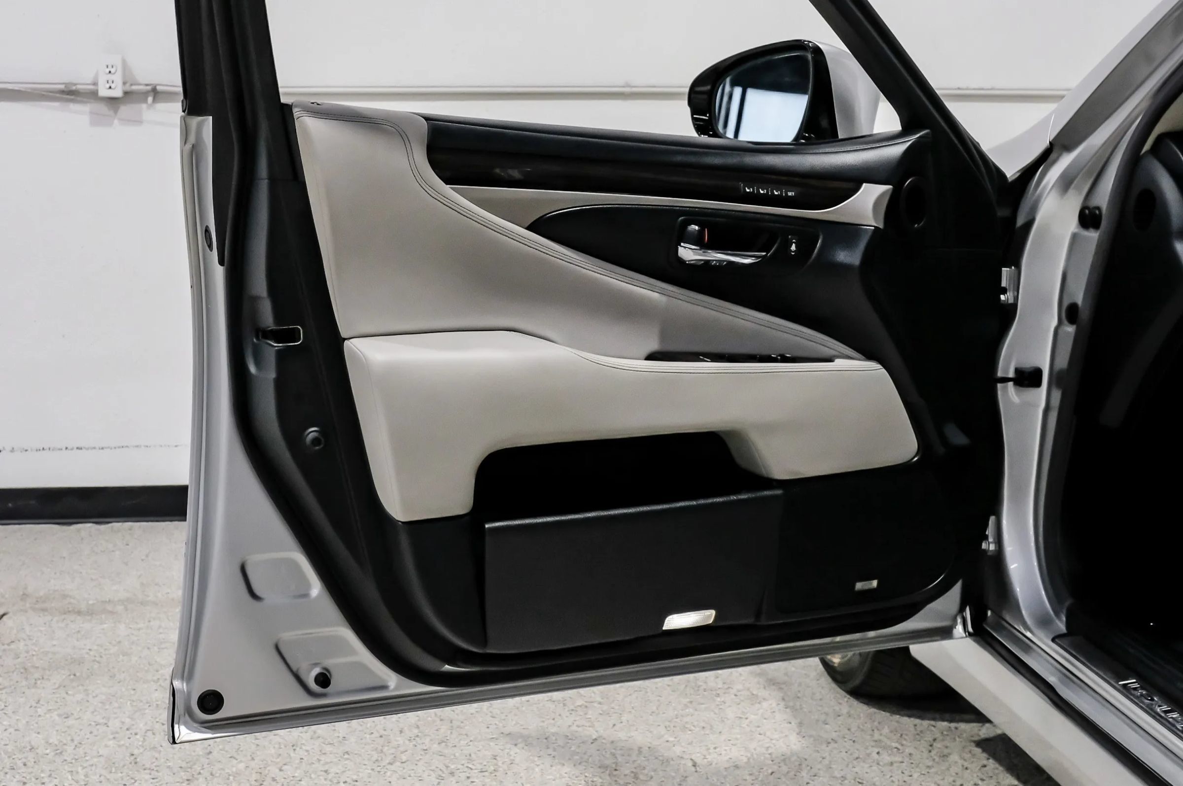 Used 2015 Lexus LS 460 L RWD image 46