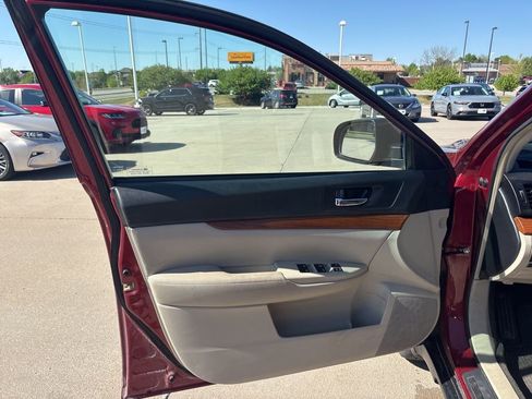 Used 2013 Subaru Outback 2.5i Limited AWD/4WD image 9