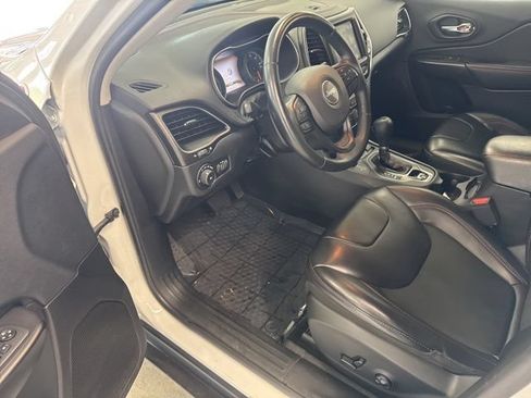 Used 2019 Jeep Cherokee Trailhawk w/ Cold Weather Group AWD/4WD image 18