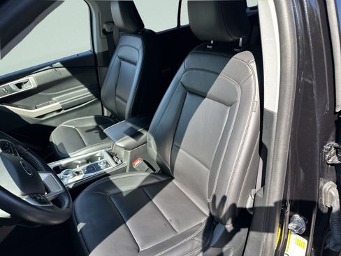 Used 2023 Ford Explorer XLT w/ Equipment Group 202A AWD/4WD image 15