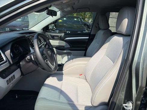 Used 2019 Toyota Highlander Plus AWD/4WD image 11