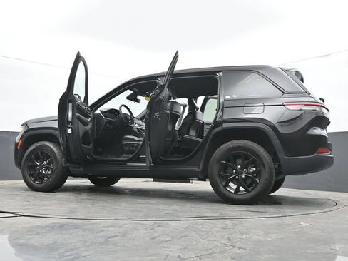 Used 2025 Jeep Grand Cherokee Altitude AWD/4WD image 68
