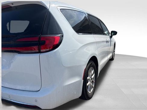 Used 2024 Chrysler Pacifica Touring-L image 16