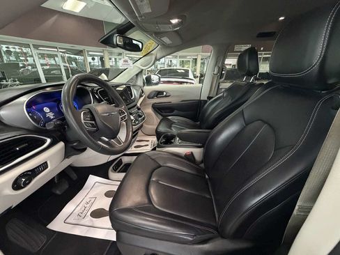Used 2023 Chrysler Pacifica Touring-L FWD image 16