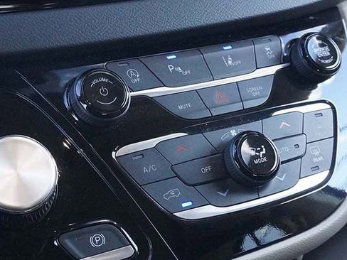 Used 2023 Chrysler Pacifica Touring-L image 44