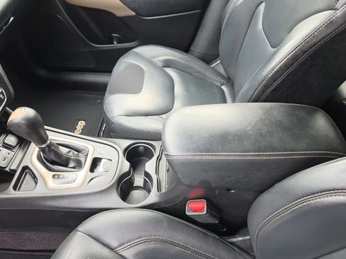 Used 2018 Jeep Cherokee Limited FWD image 16