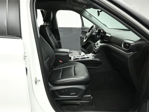 Certified 2021 Ford Explorer XLT w/ Equipment Group 202A image 31