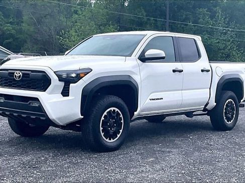 Used 2024 Toyota Tacoma TRD Off-Road image 3