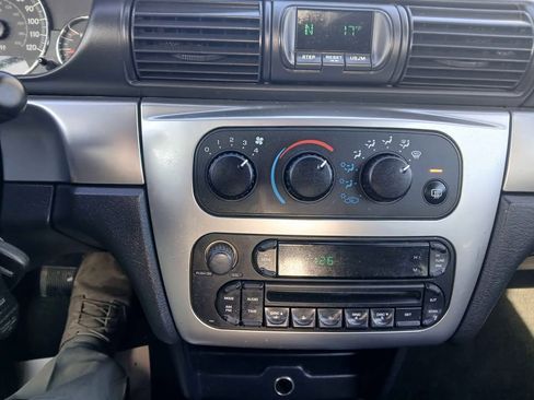 Used 2005 Chrysler Sebring Touring w/ Electronics Convenience Group image 10