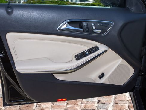 Used 2020 Mercedes-Benz GLA 250 w/ Multimedia Package image 11