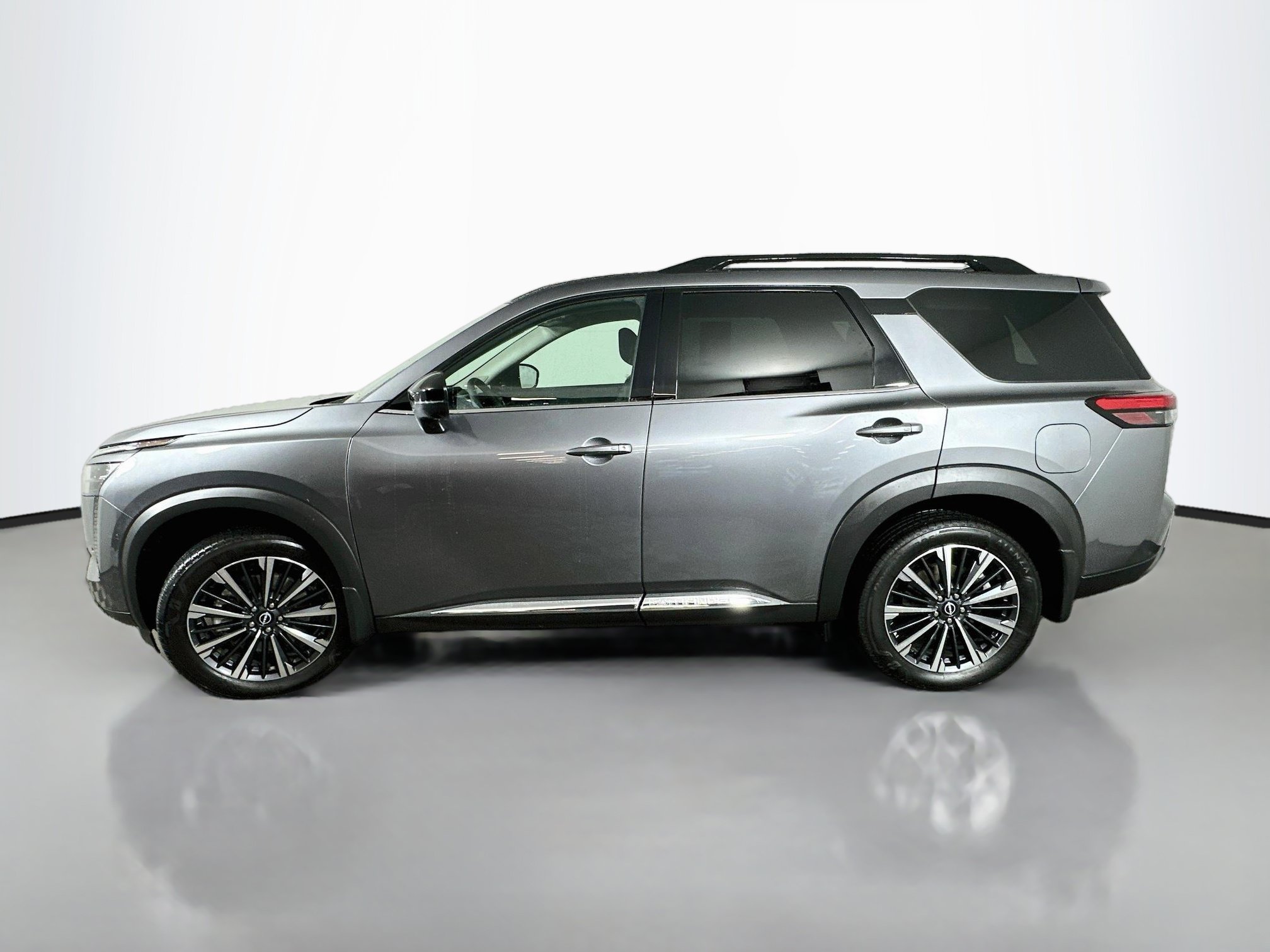 Used 2026 Nissan Pathfinder Platinum AWD/4WD image 4