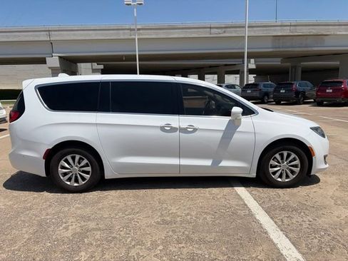 Used 2020 Chrysler Pacifica Touring w/ Advanced Safetytec Group FWD image 6