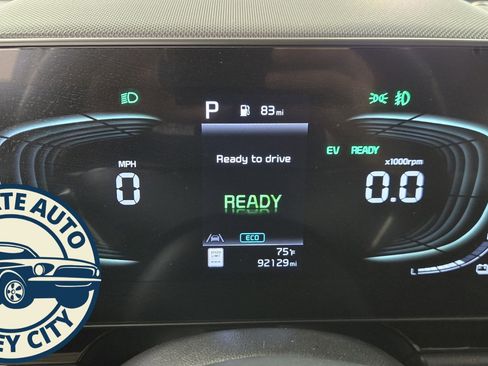 Used 2023 Kia Niro SX image 11