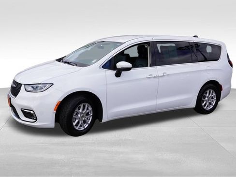 Used 2023 Chrysler Pacifica Touring-L FWD image 10