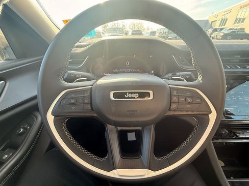 Used 2023 Jeep Grand Cherokee L Laredo image 15