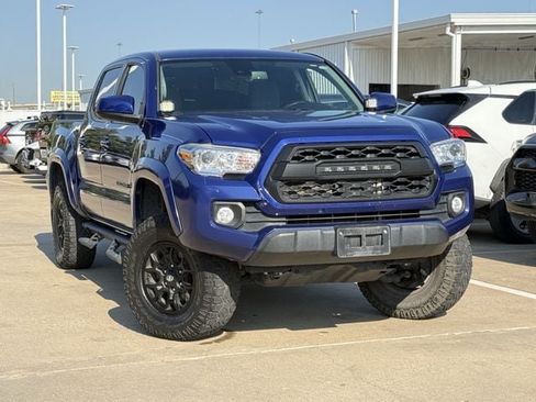 Used 2022 Toyota Tacoma SR5 RWD image 2