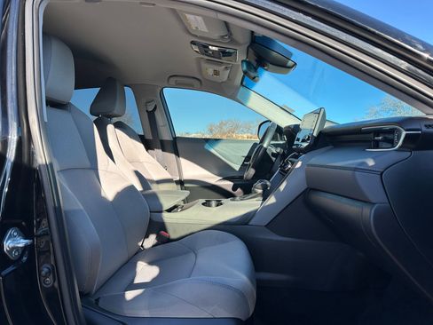 Used 2021 Toyota Venza LE image 28