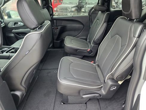 New 2026 Chrysler Pacifica Limited w/ S Appearance Package image 30