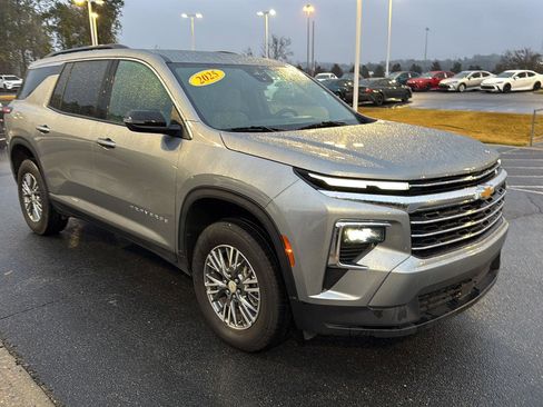 Used 2025 Chevrolet Traverse LT image 6