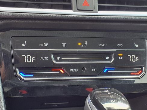 Certified 2025 Volkswagen Taos SE FWD image 21