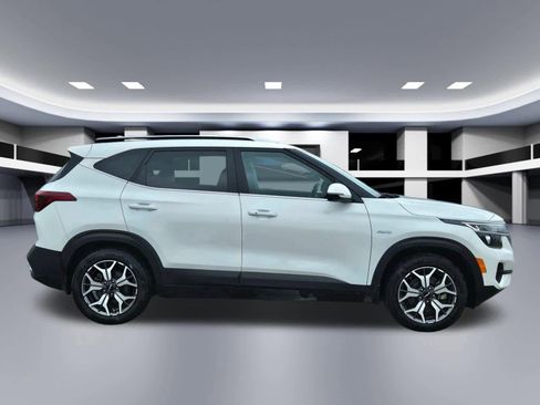 Certified 2022 Kia Seltos EX image 6