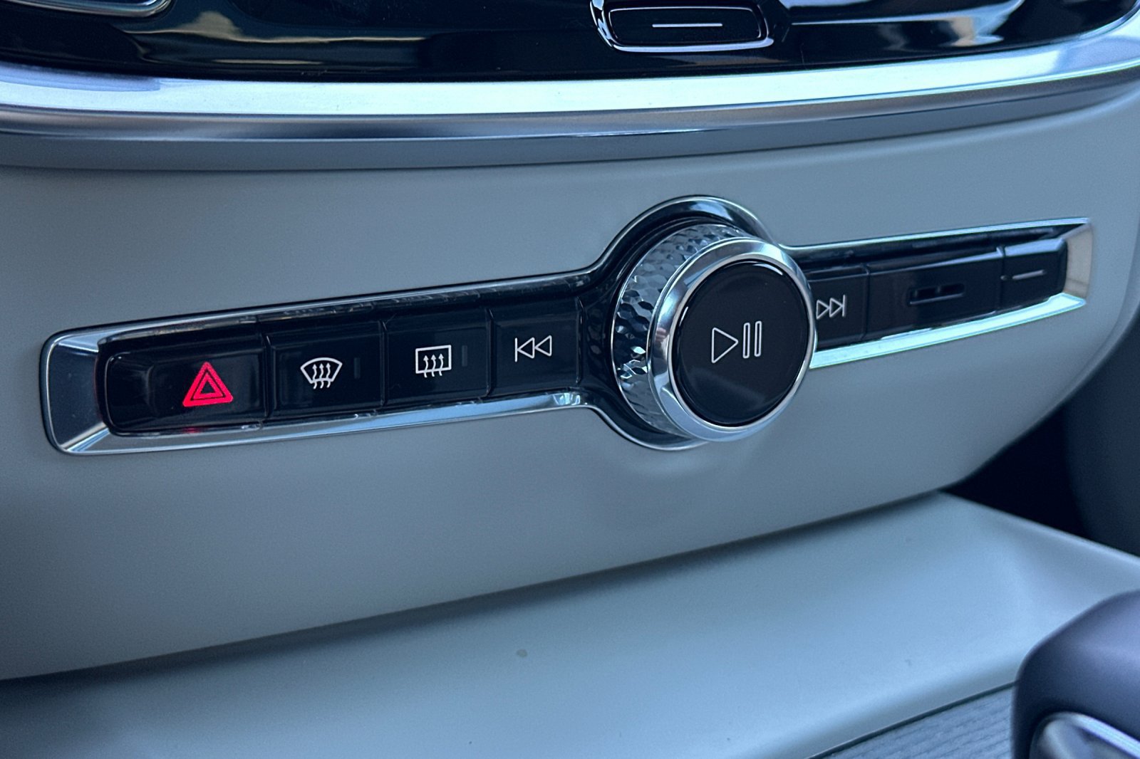 Certified 2025 Volvo V60 B5 Cross Country Plus w/ Protection Package Premier AWD/4WD image 24