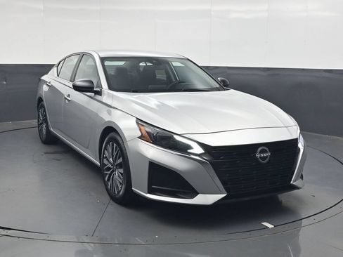 Used 2025 Nissan Altima 2.5 SV FWD image 2
