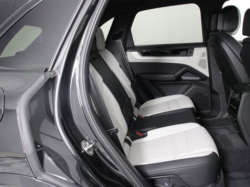 Used 2025 Porsche Cayenne S image 32