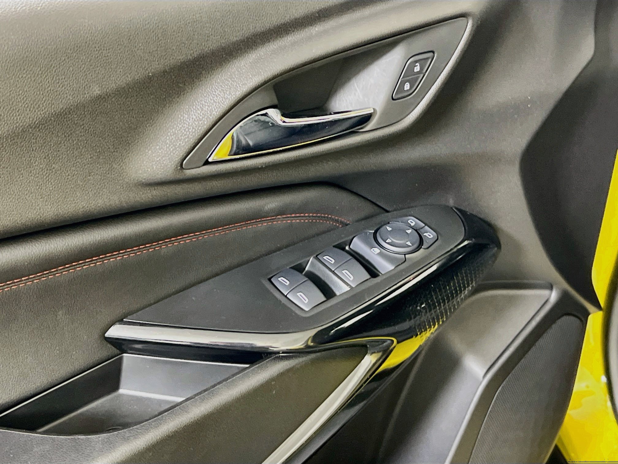 Used 2025 Chevrolet Trax RS FWD image 17