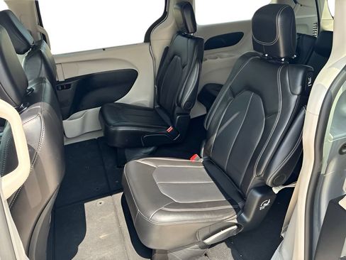 Used 2024 Chrysler Pacifica Touring-L FWD image 16
