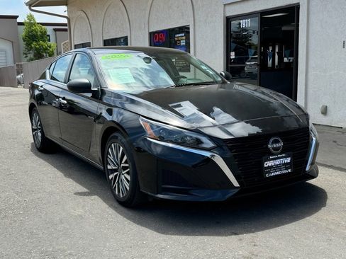 Used 2024 Nissan Altima 2.5 SV FWD image 1